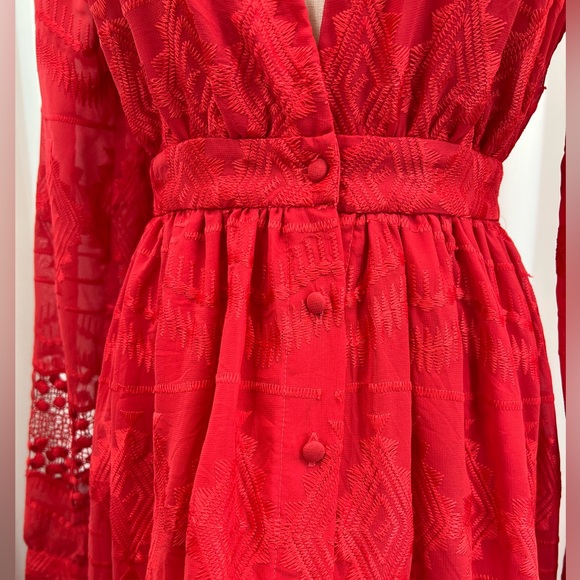 Red maxi dress sheet material body line except for arm. - Picture 7 of 15
